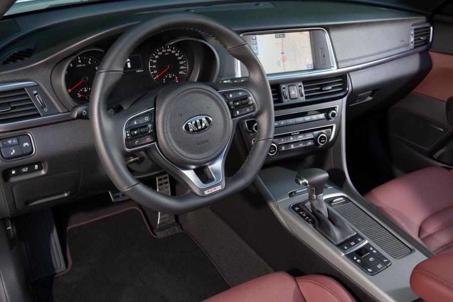 Интерьер Kia Optima Sportswagon GT 2016 года  (фото 16 из 33)